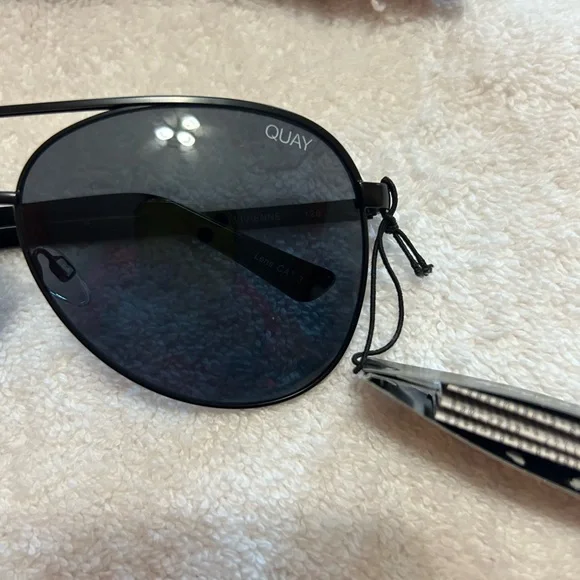 Quay Australia Vivienne Black Aviator Sunglasses with case NWT - Picture 3 of 8